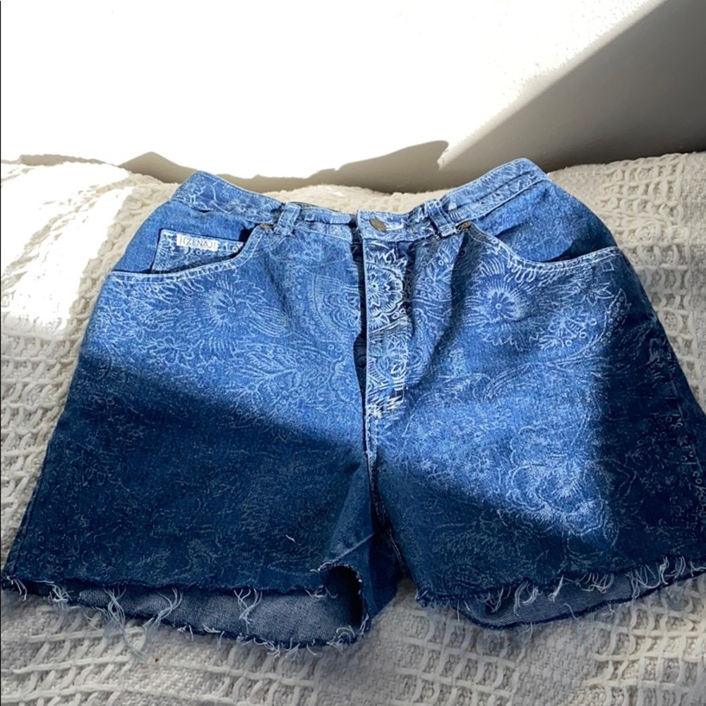 Very unique vintage frayed hem Zena shorts!